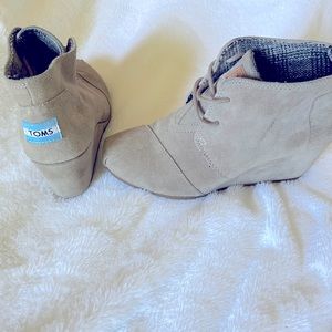 TOMS size 6.5 (size 7 fit) wedged bootie
